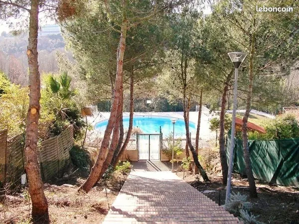 2 pièces avec terrasse fermée, clim réversible, 2 parkings, piscine