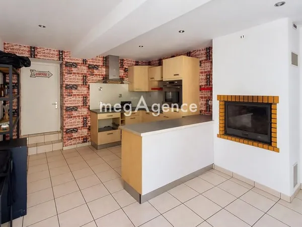 ERNÉE - Maison d'environ 90 m² avec terrain de 500 m² et grand garage
