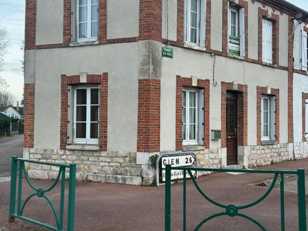 LORRIS, COMMERCES A PIED, CENTRE VILLE, 3 CHAMBRES, GRENIER, GARAGE.