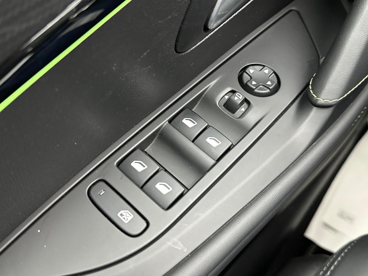 Peugeot 208 puretech 100 s&s eat8 gt — photo 15