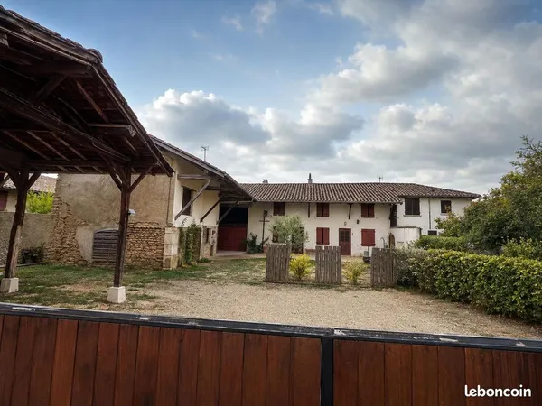Ancienne ferme env 250 m² - 6 pièces - terrain 2 500 m² - grange 70 m²
