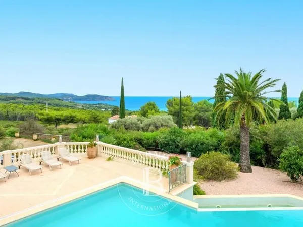 LA CIOTAT - PROPRIÉTÉ À VENDRE - VUE SUR LA MER PANORAMIQUE.