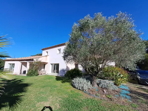 Villa T5 récente avec garage double sur un terrain de 913m2