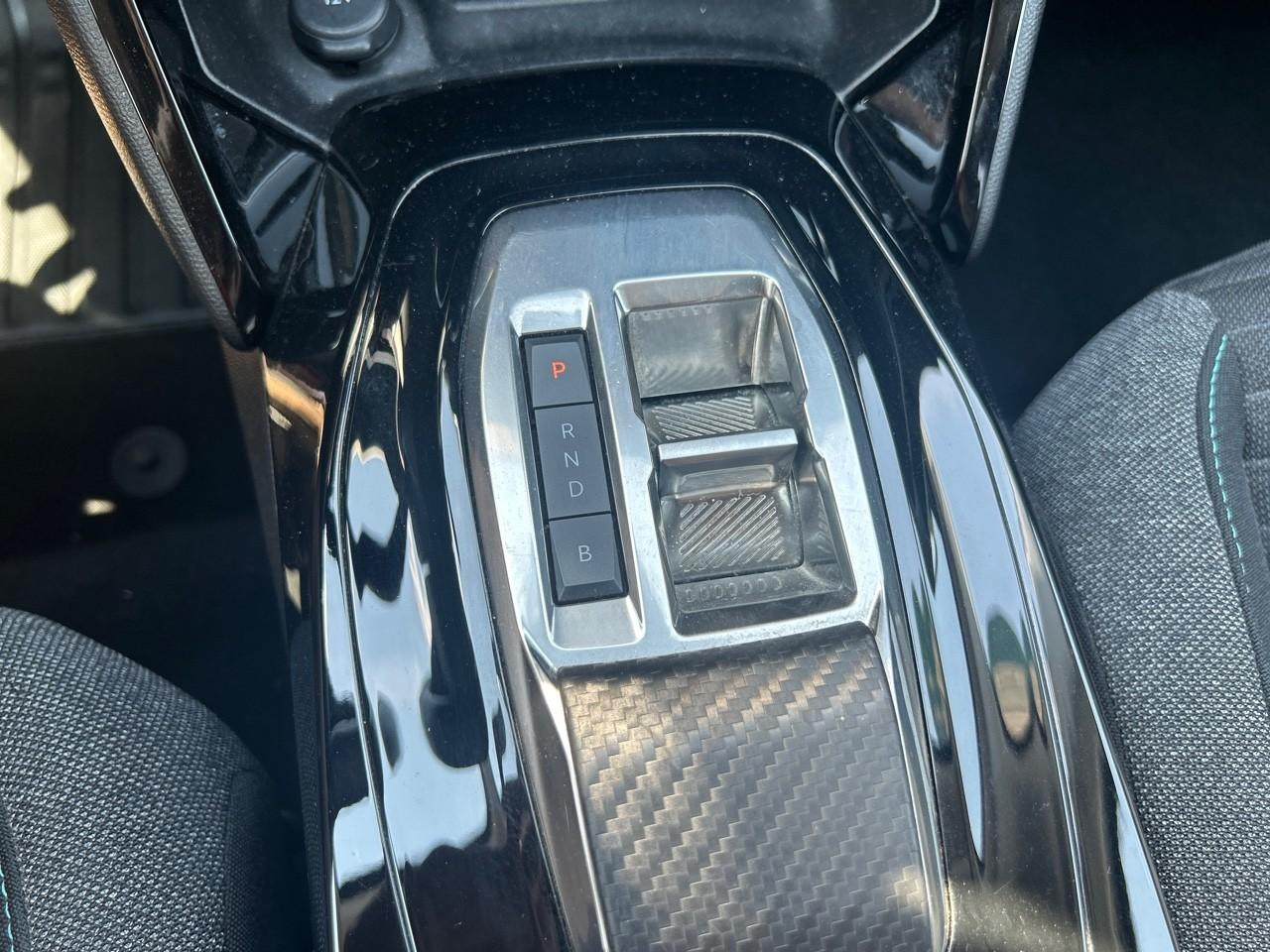 Peugeot 2008 e-2008 136ch style — photo 18