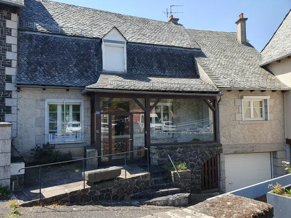AU CENTRE DU VILLAGE DE LAGUIOLE !