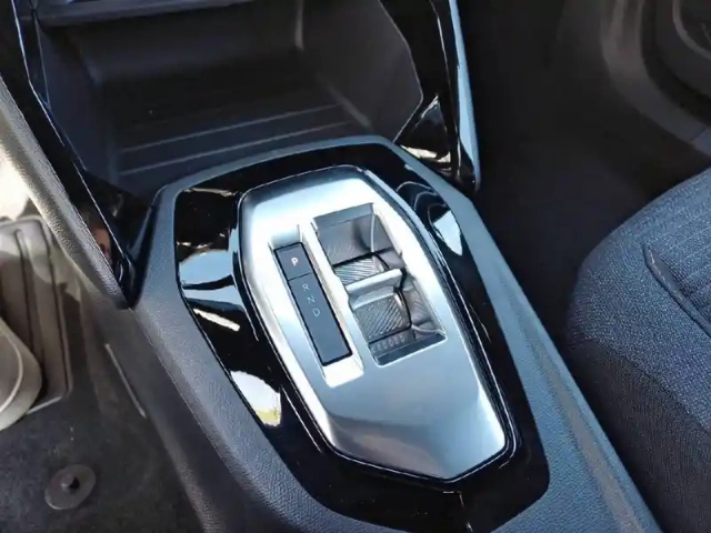 Peugeot 2008 hybrid 110 e-dcs6 — photo 14