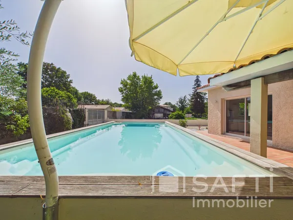 Maison de plain pied de 155 m2, 4 chambres, avec piscine, grand terrain et environnement calme