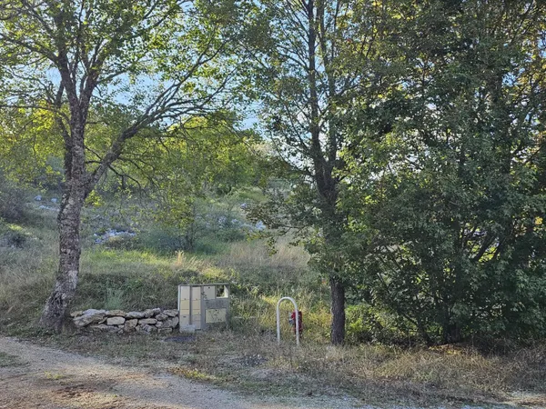 Terrain constructible de 2 000 m² env.  Vue dominante