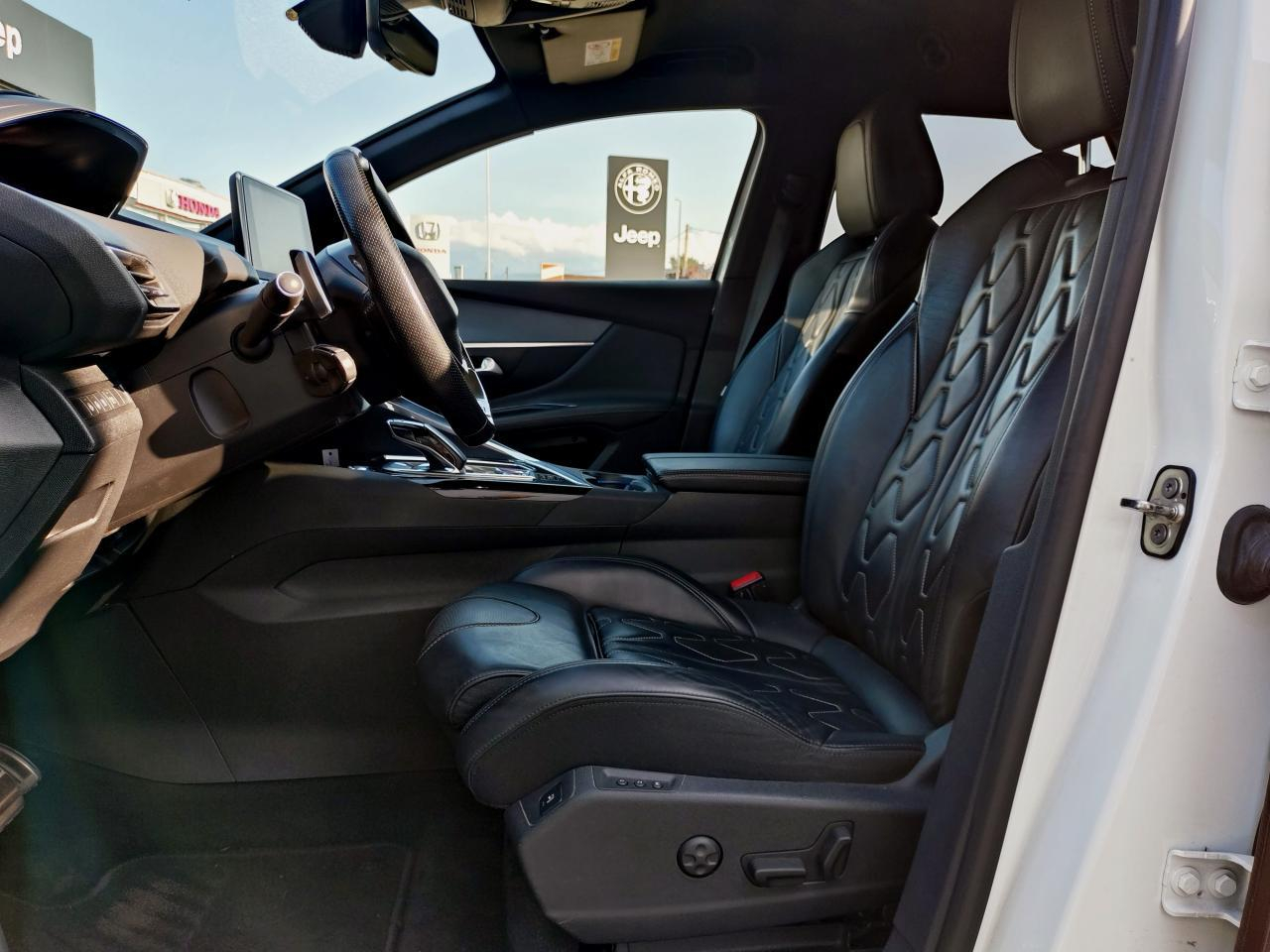 Peugeot 3008 hybrid4 300 e-eat8 gt line — photo 16