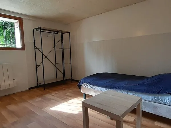 Chambre meublée dans grande maison