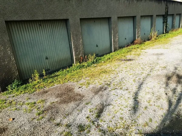 Ensemble immobilier composé de 10 garages