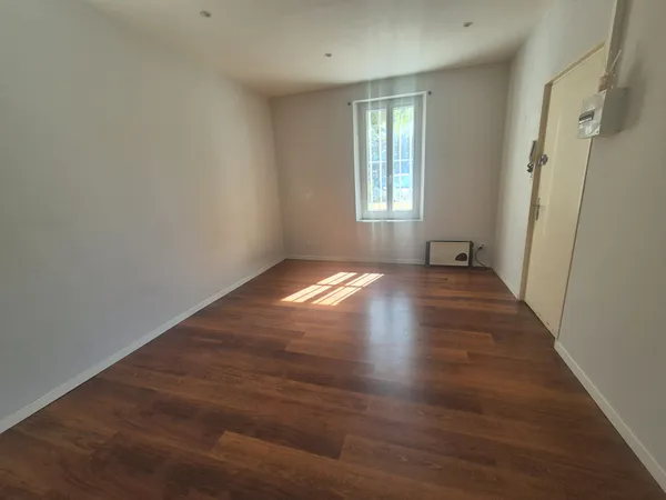 Toulon Ouest - Studio rénové avec parking Calme et lumineu