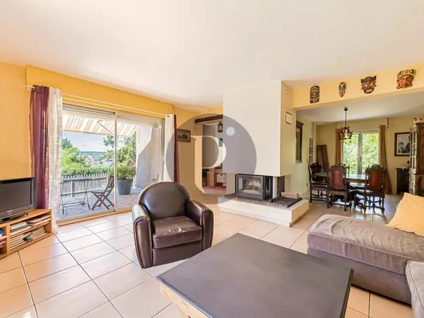 94240 - MAISON - CENTRE VILLE - CALME - GRAND JARDIN - LUMINEUX