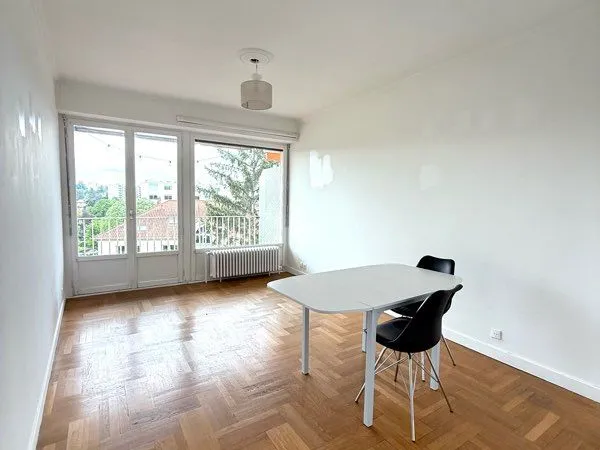 Apparemment 2 pièces 52 m2 Garage + Cave Lyon 5 St Irenee