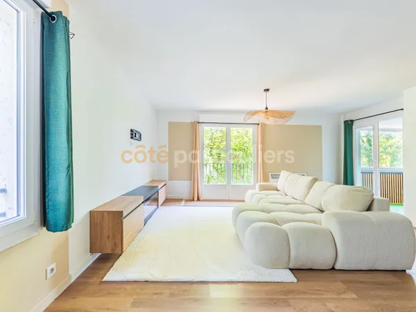 LA ROCHE SUR YON -- APPARTEMENT 74 M2 -- GRAND SEJOUR -- 2 CHAMBRES -- CENTRE VILLE -- STATIONNEMENT