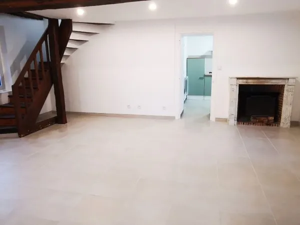 Maison de caractère rénovée 67 m² - 1 chambre + bureau - Jardinet - Centre bourg