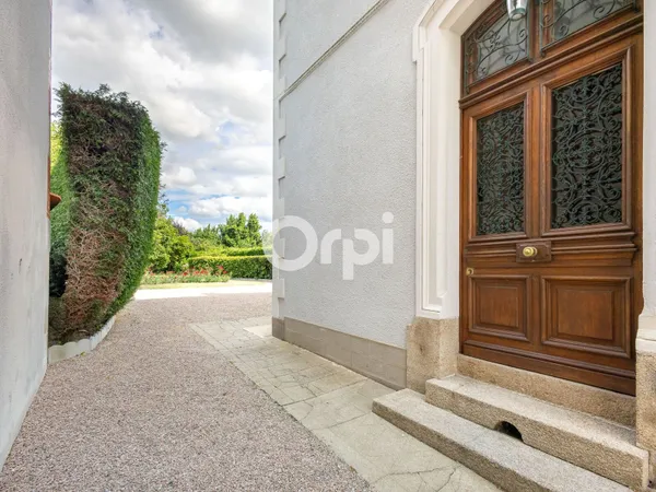Maison 8 pièces 215 m²