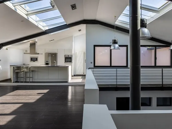Loft en duplex inversé avec terrasse et volume cathédrale