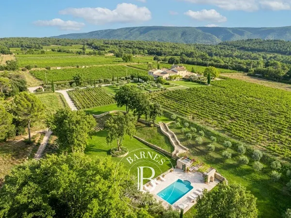 MÉNERBES - EXCEPTIONAL LUXURY ESTATE - 5 BEDROOMS - 3.8-HECTARE GROUNDS - HEATED INDOOR & OUTDOOR PO