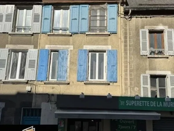 Bâtiment au centre de la Mure