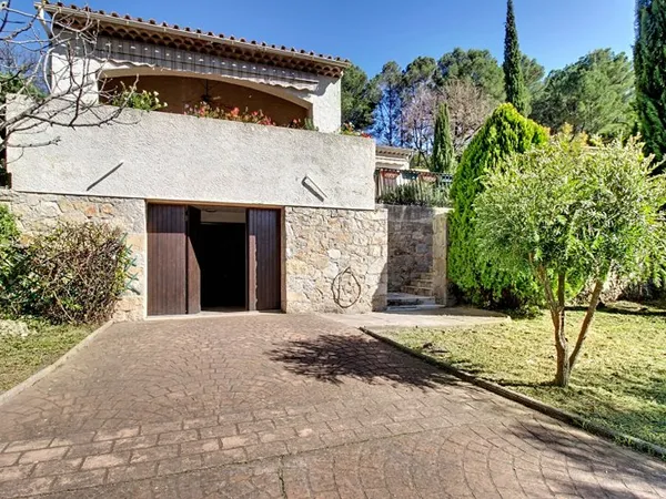 A VENDRE en exclusivité ! Draguignan Maison proche des commodités 2 chambres Terrain 675 m²