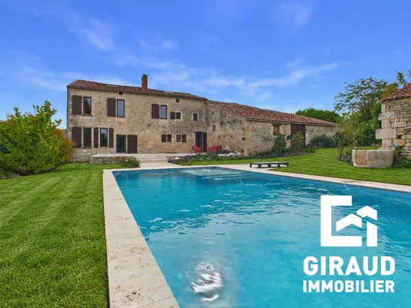 MAISON DE CAMPAGNE PLEINE DE CHARME AVEC PISCINE ET DEPENDANCES