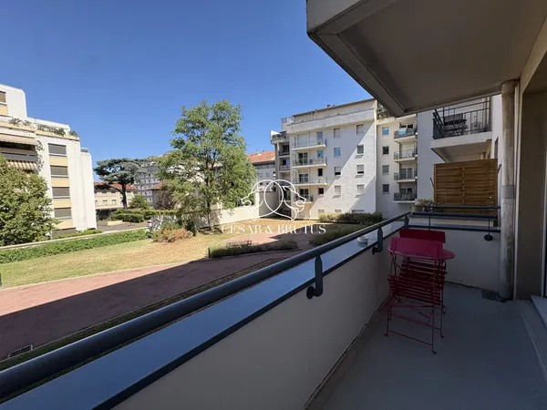 Lyon 8€  Rue Antoine Lumière  Beau T3 de 69m² avec bal