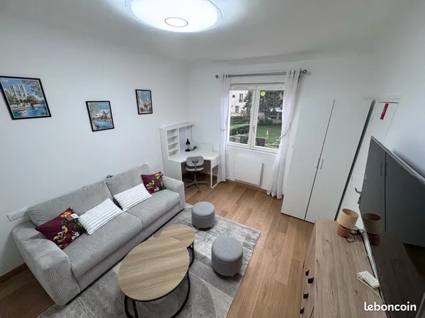 Studio meublé 19 m² - Place de Clichy - Vue parc - 1 050 CC