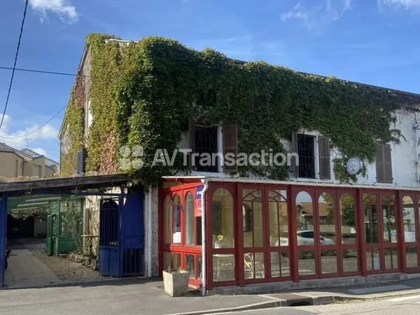 MAISON 270m² fort potentiel, BAR, VERANDA,COUR, GARAGE ET JARDIN