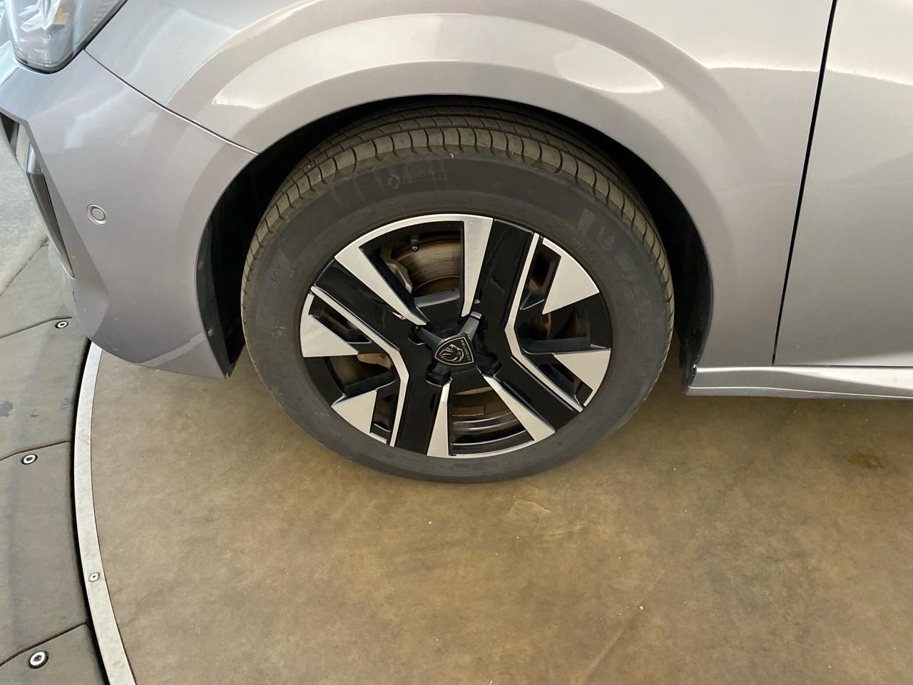 Peugeot 208 hybrid 110 ch e-dcs6 allure — photo 11