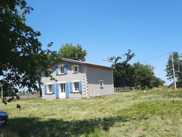 Maison neuve RE2020 de 140m2 située au calme sur un grand terrain de plus d'un ha