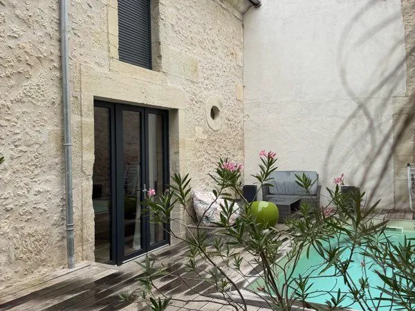 Petite maison meublée plein centre sécurisée