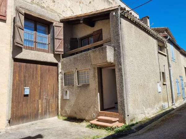Maison de village avec garage et balcon