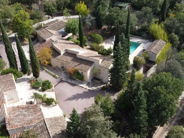 Vends Un ensemble immobilier de 490m² composé de 3 maisons avec 3 ha de forêt