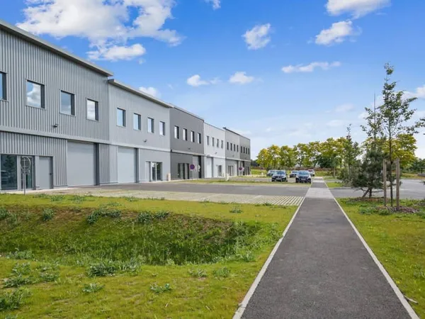 Local d'activité 1098 m²
