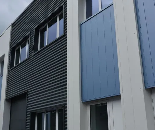 Local 144 m² et bureau équipé 38190