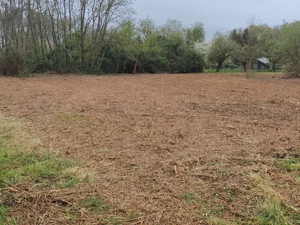 Entre Mouleydier et Saint-Capraise-de-Lalinde, beau terrain Ã  bÃ¢