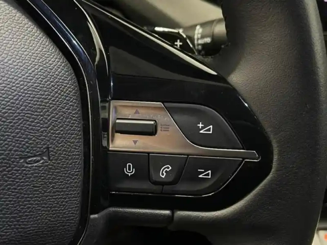 Peugeot 308 phev 180ch allure e-eat8 — photo 12