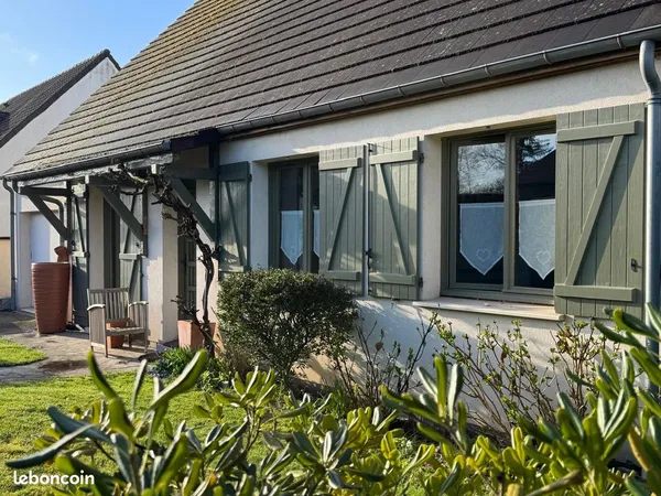 Maison spacieuse, lumineuse, entretenue avec grand jardin sans vis à vis