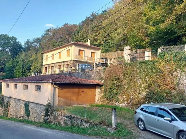 Affaire A Saisir Maisons/ Immeubles A Deux Pas Du Centre Village "Aspet"...