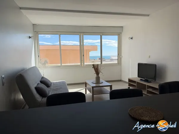 Studio refait à neuf avec petite vue mer