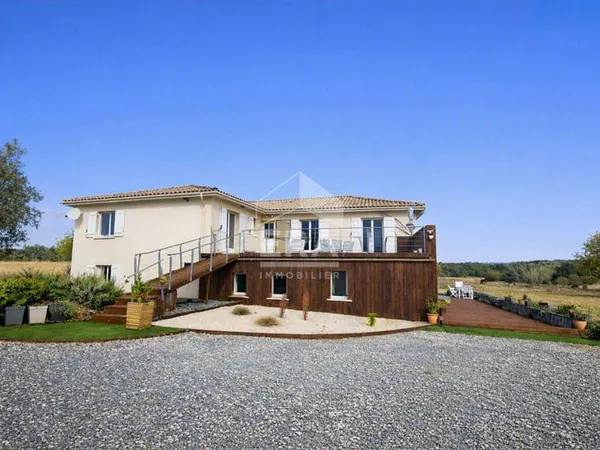 Maison 8 pièces 332 m²
