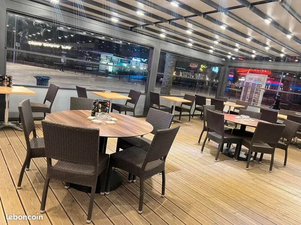 Fdc emplacement n1 devant cinéma restaurant