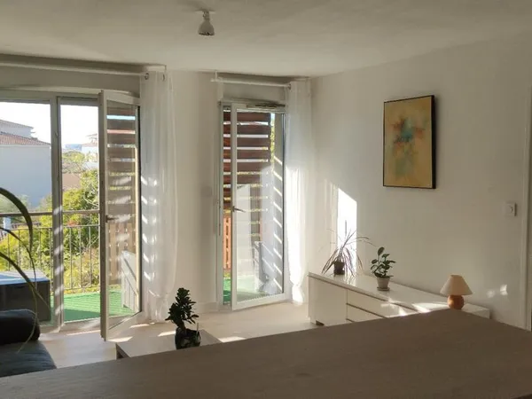 Part loue T3 rénové, tout équipé, terrasse