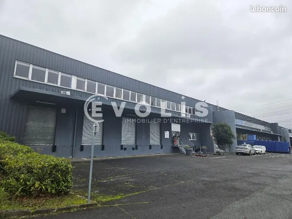 Local industriel 2 385 m²