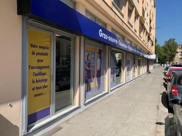 Local commercial 687 m²