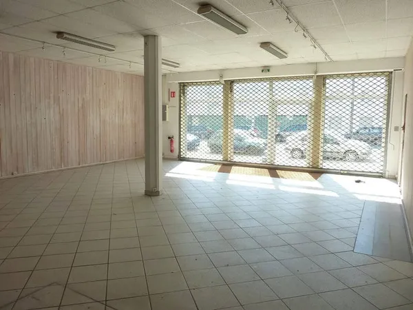 Local commercial 875 m²