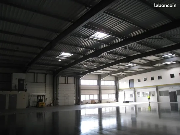 Local bureaux 2 300 m²
