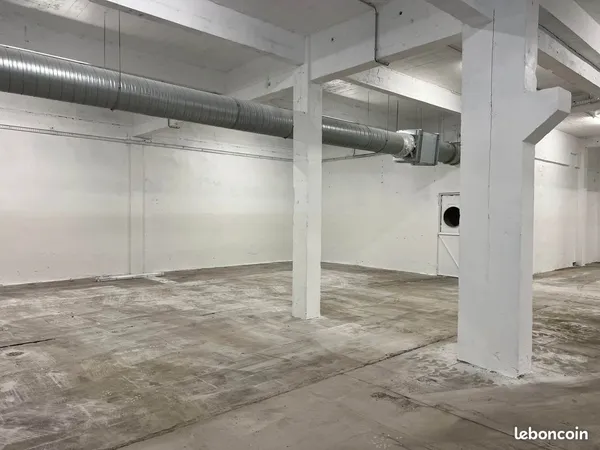 Local 108 m² Froges