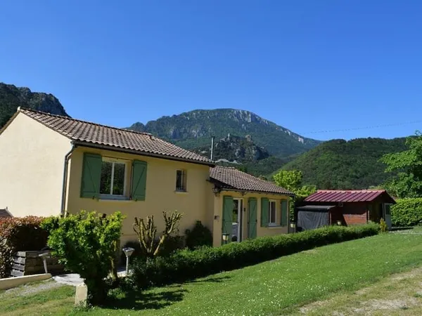 Villa rénovée au calme avec piscine